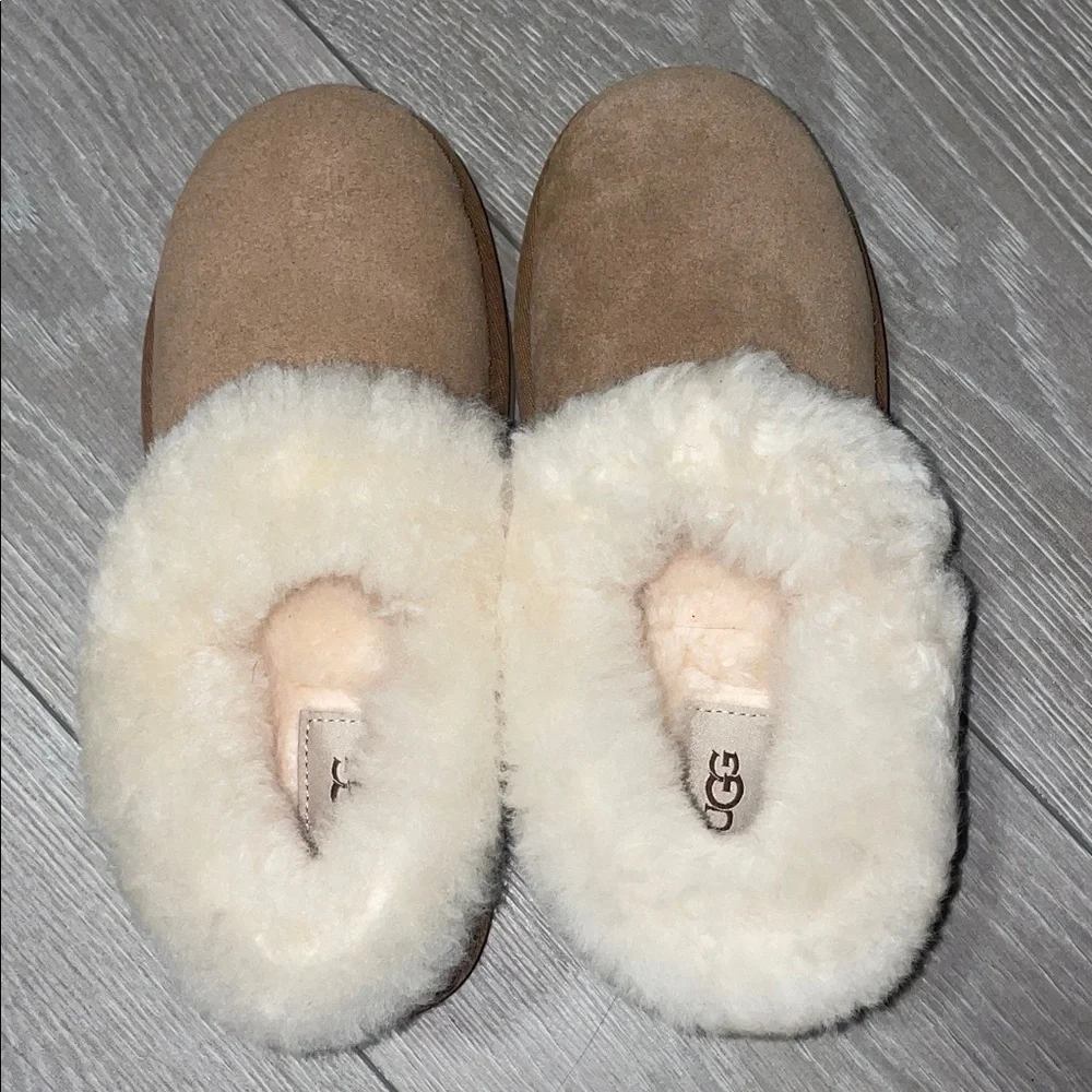 UGG Tan Boots with Cream Fur - Picture 3 of 4